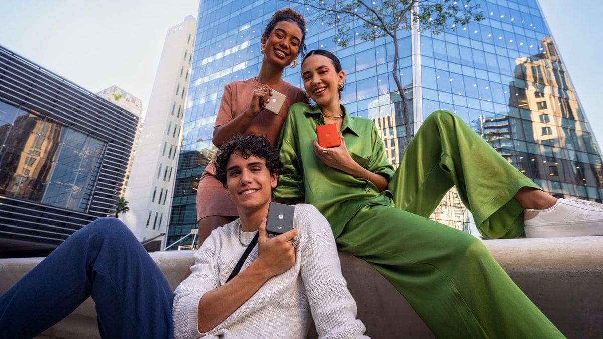 Featured image for Affordable Foldable AI Phone Alert: Motorola Razr 2024 Touches Down in Canada!