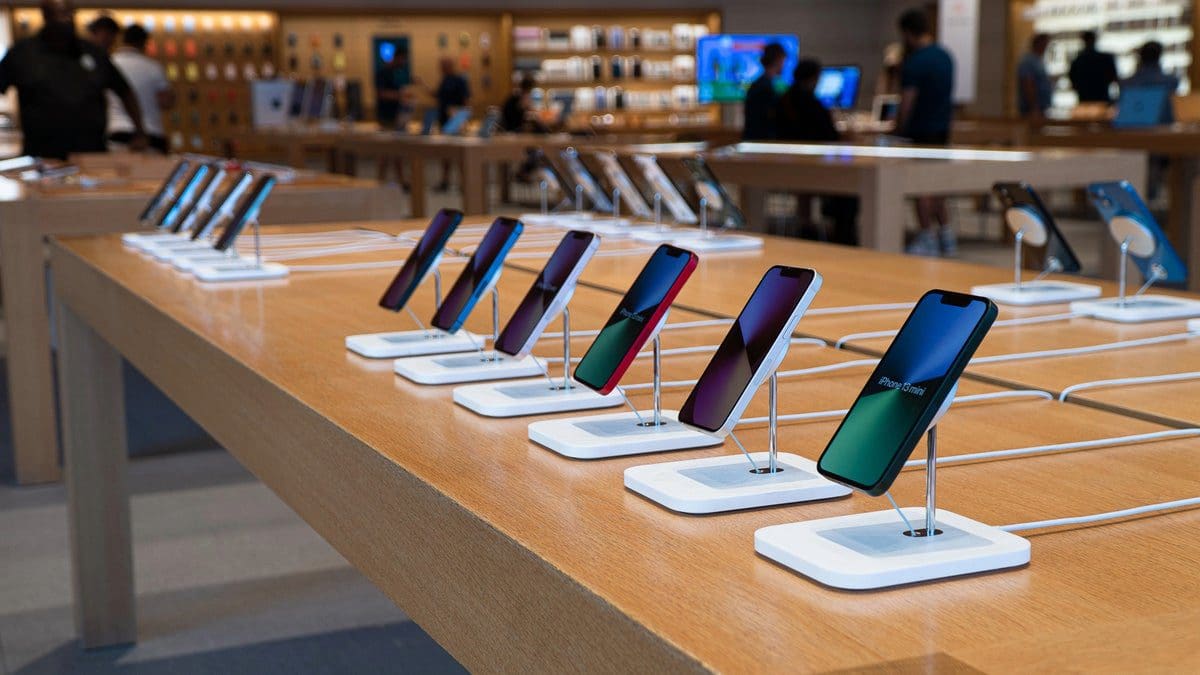 Featured image for After two years of decline, global smartphone sales rebounded in October, showing growth again