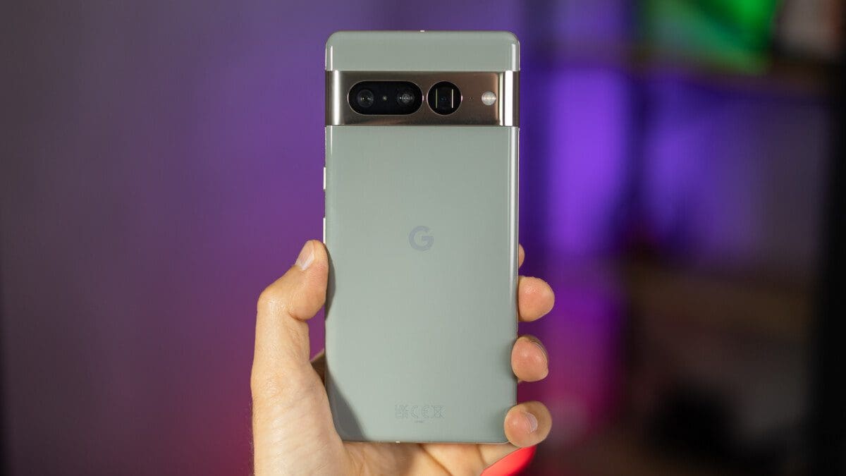 Featured image for Android 14 QPR1 Reveals Google Pixel Phones’ Battery Cycle Details