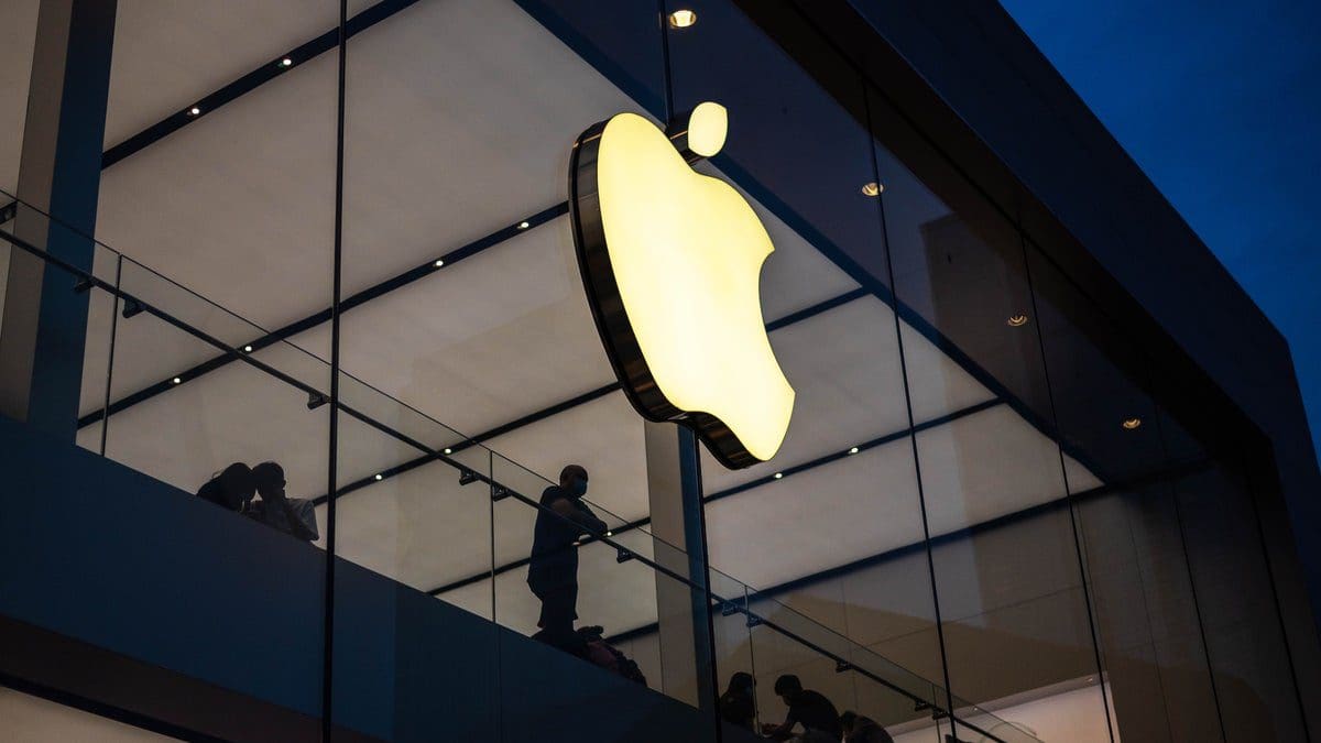 Featured image for Apple Discounts iPhone 15 Line in China Due to Weak Sales and Competition from Huawei