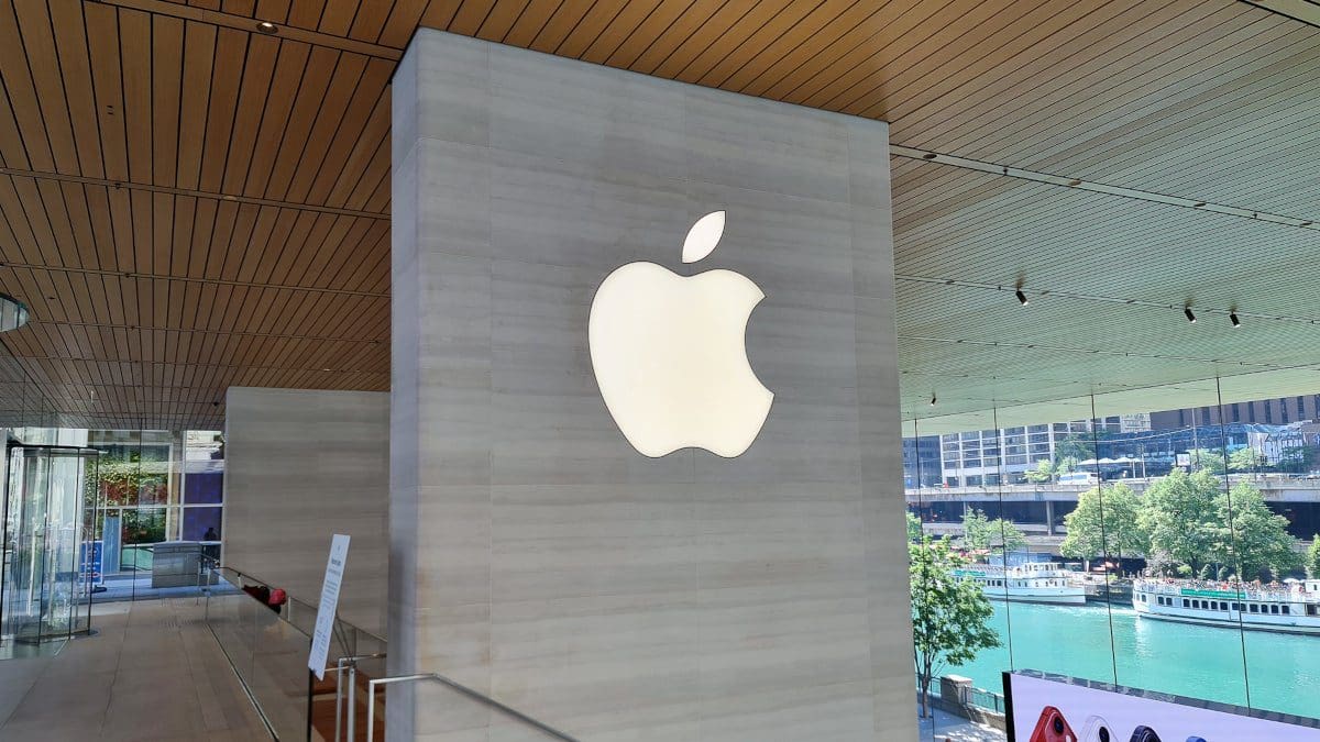 Featured image for Apple Resolves Lawsuit for $490 Million: Tim Cook’s iPhone Statement Controversy Settled