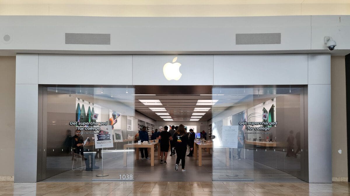 Featured image for Apple Store employees in France to go on strike during iPhone 15 release