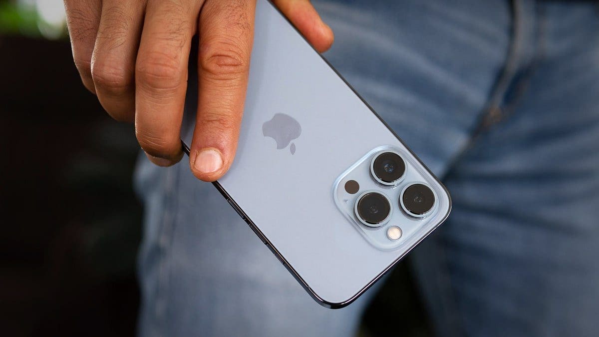 Featured image for Apple Unveils iOS 17.1.2 and iPadOS 17.1.2 to Address Two Critical Zero-day Vulnerabilities