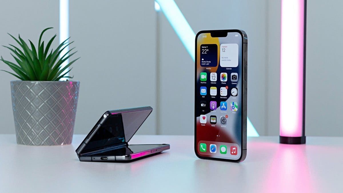 Featured image for Apple’s Foldable iPhone Prototypes Emerge, Resembling Galaxy Z Flip: A Glimpse into the Future of Telecommunications