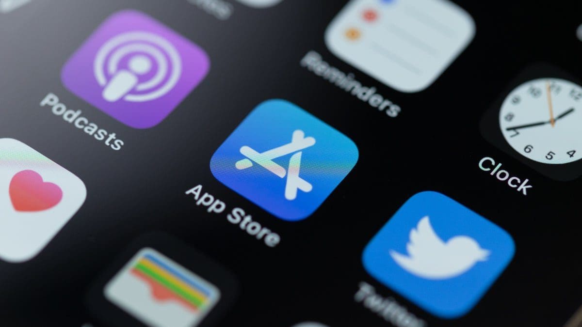 Featured image for Apple’s Stance on iPhone Sideloading Revealed: Support Staff Advised to Avoid Speculation