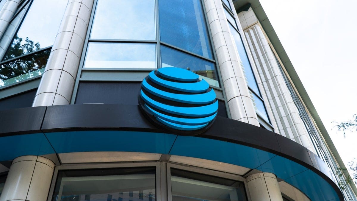 Featured image for AT&T compensates users for roaming problems while T-Mobile and Verizon lag behind