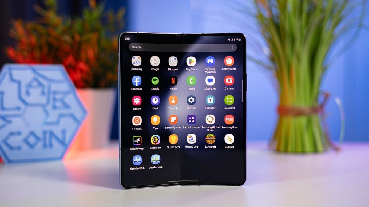 Featured image for “Embracing the Future: The Rise of Folding and Dual-Screen Phones in 2024 with Vision Pro”
Keywords: telecommunications, folding phones, dual-screen phones, 2024, Vision Pro