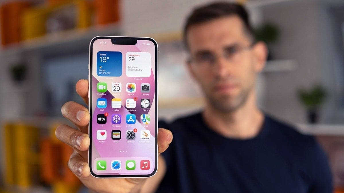 Featured image for Exciting News: Apple iPhone SE 4 to Feature Affordable iPhone 13 OLED Screens!