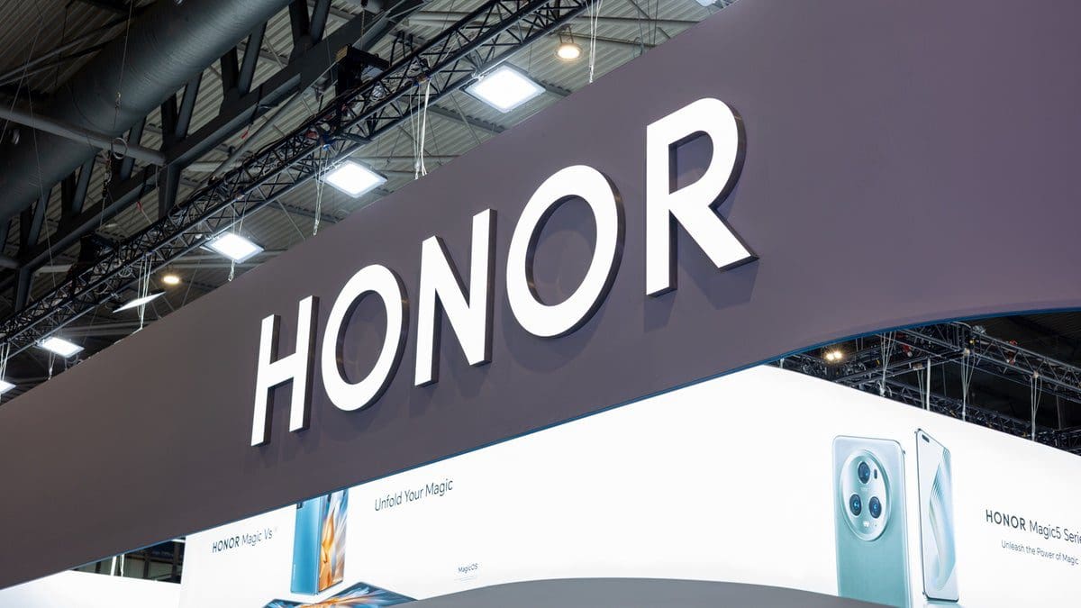 Featured image for Exciting News: Honor set to unveil revolutionary foldable clamshell phone with large screen and powerful battery