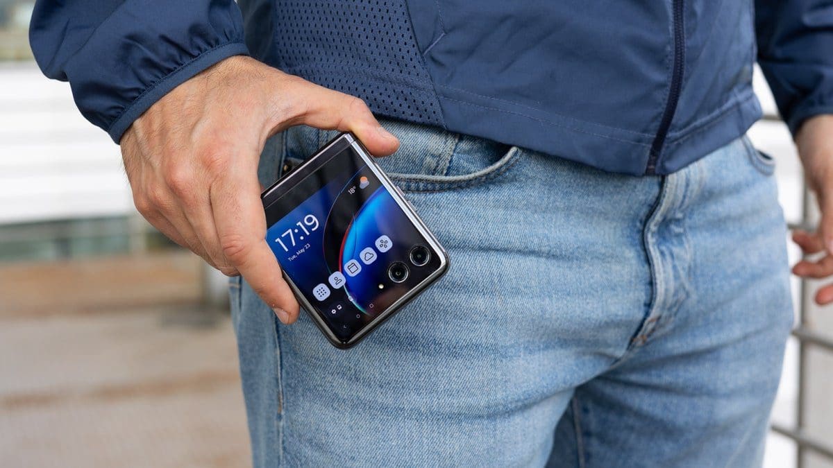 Featured image for Exclusive Offer: Get a Discounted Motorola Razr+ Foldable Phone and Free Bose Earbuds!