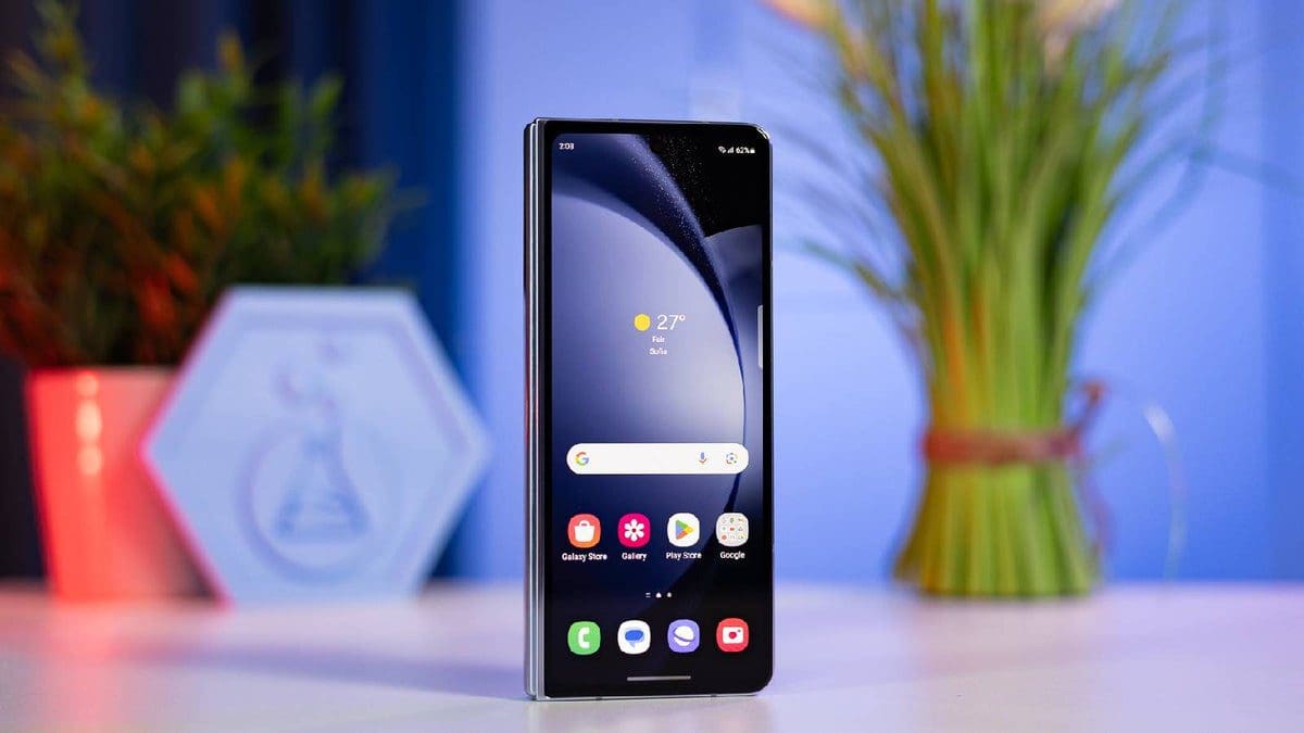 Featured image for Exclusive Sneak Peek: Galaxy Z Fold 6 Reveals Symmetrical Bezel External Screen