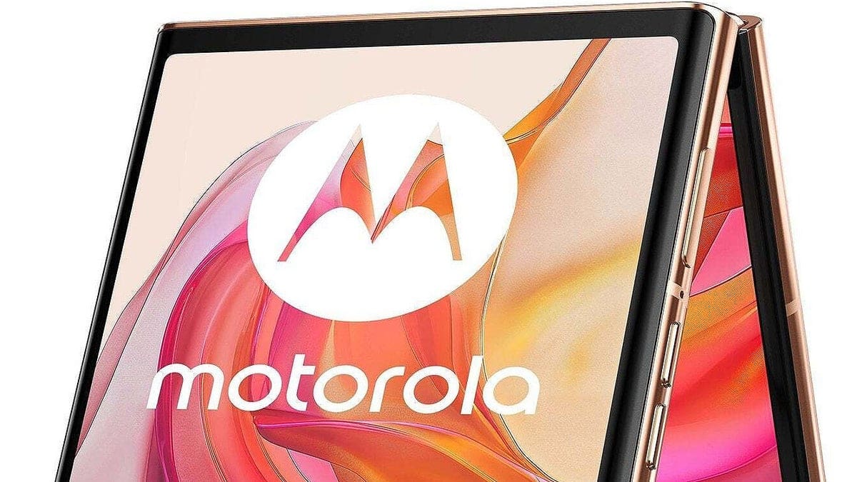 Featured image for Exclusive Sneak Peek: Motorola Razr Plus 2024 Processor Benchmarked and Leaked in Stunning Peach Hue!