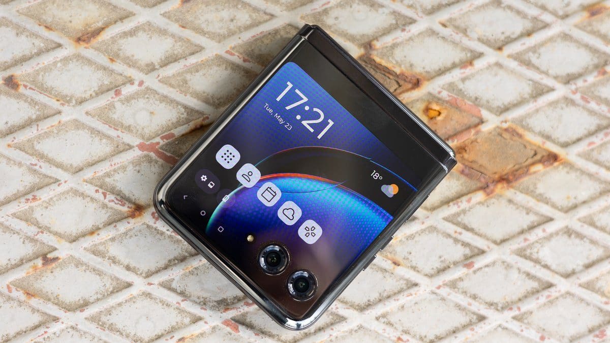 Featured image for Exclusive: Sneak Peek of the New Motorola Razr Plus (2024) – Live Image Leaks!