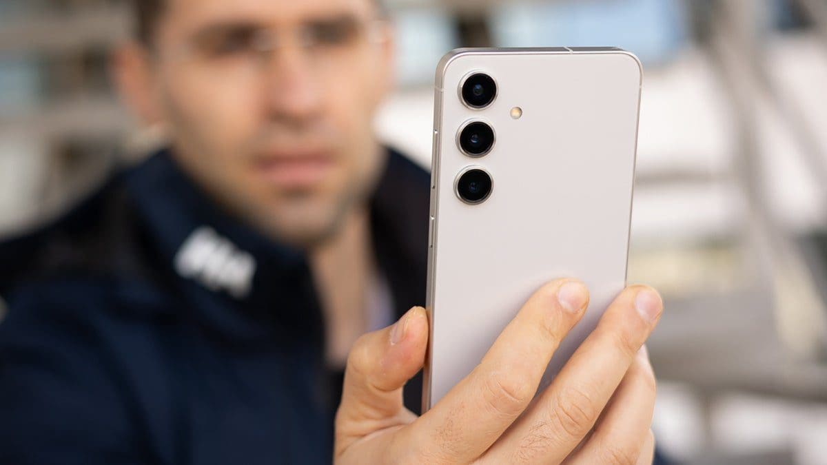 Featured image for Galaxy S24 Receives More 5-Star Ratings than iPhone 15: A Game-Changer in Smartphone Preferences