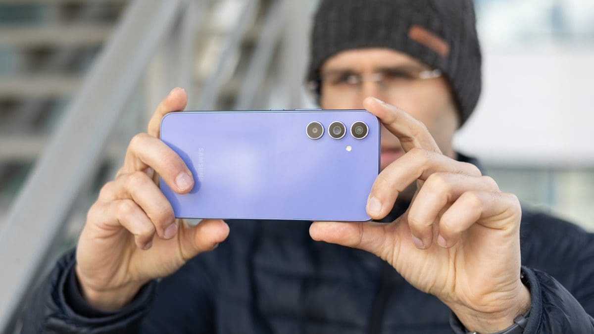 Featured image for Get a Free Case and Huge Discount on Samsung Galaxy A54 5G with Their Best Christmas Deal
