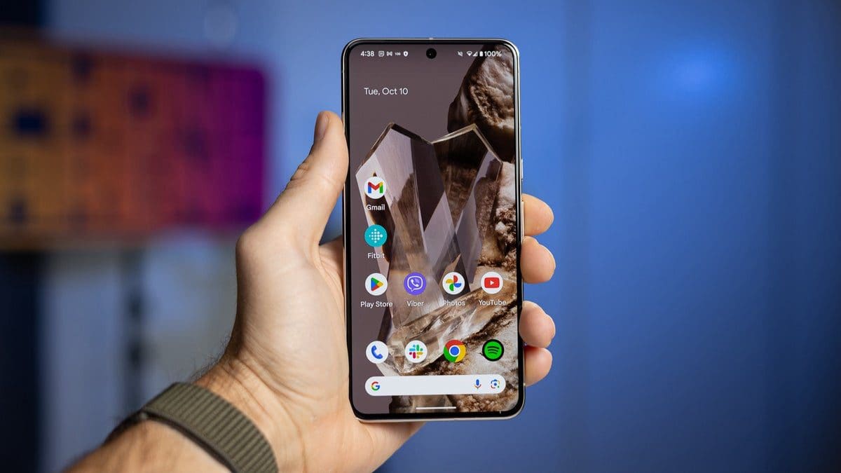 Featured image for Google temporarily stops Google Play System Update to address Pixel storage bug issue, reports say
