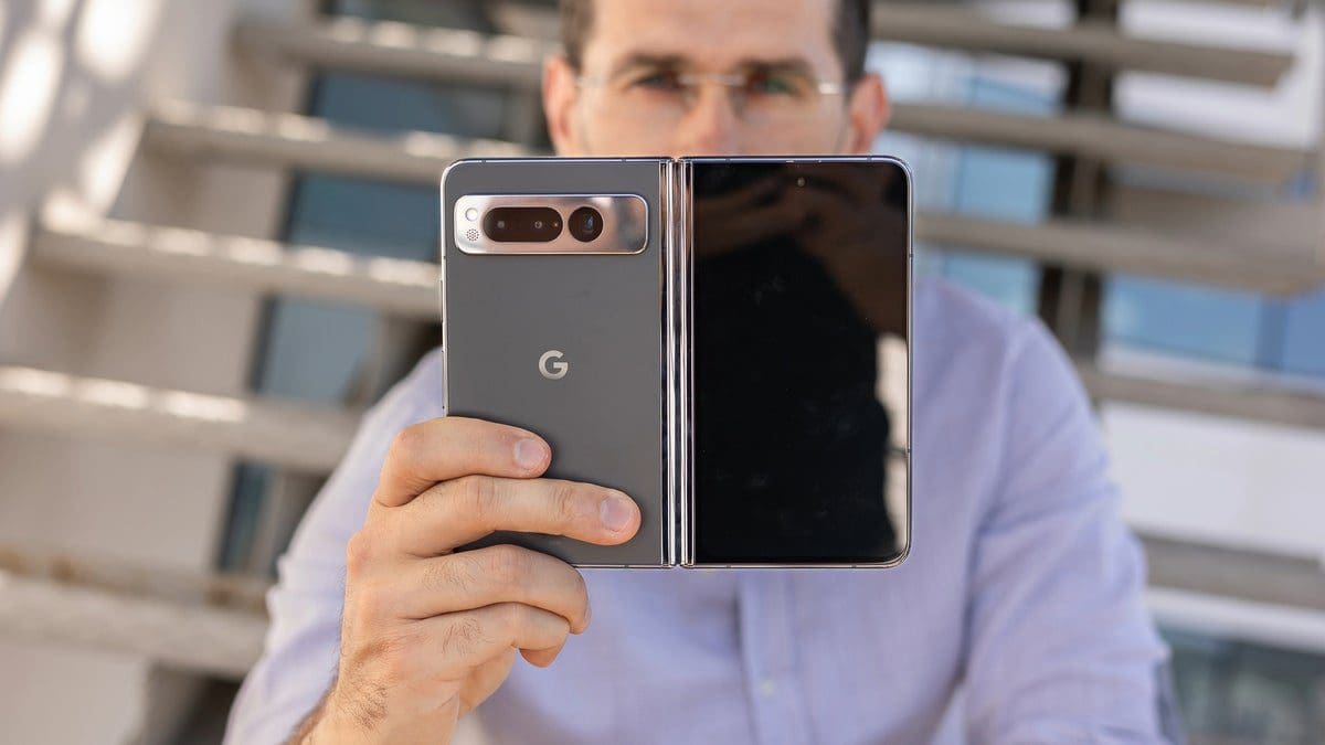 Featured image for Google’s Pixel Fold could be upgraded with a dual-screen feature to improve photography capabilities.