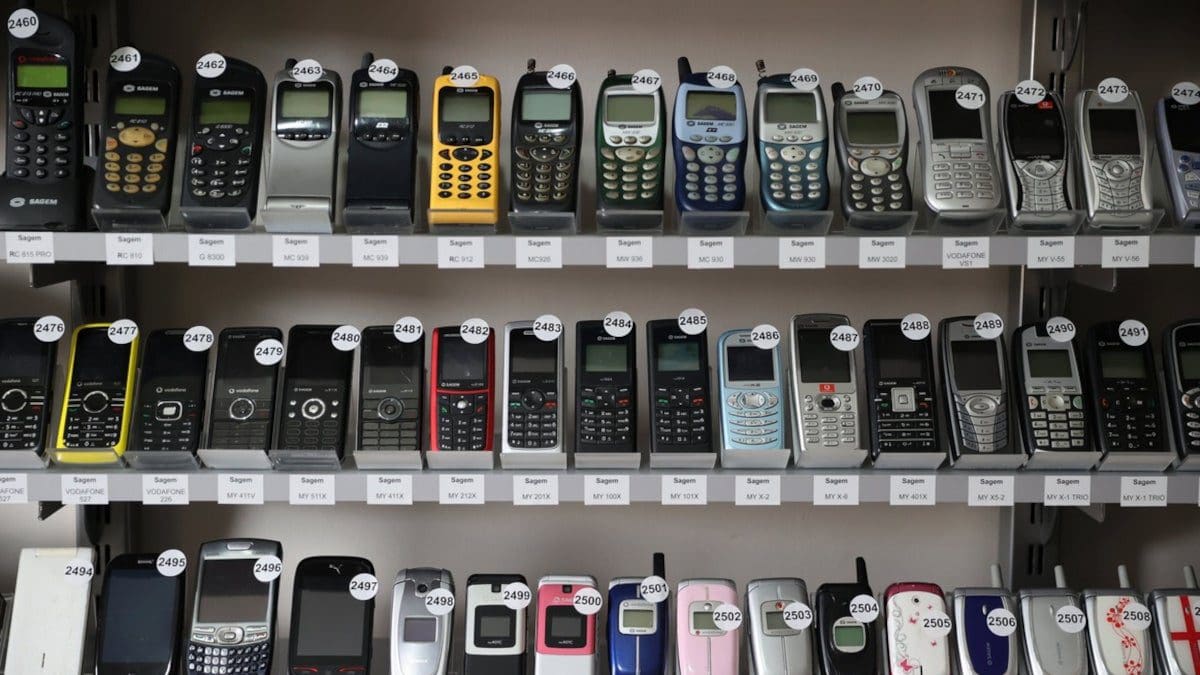 Featured image for Guinness records the world’s largest mobile phone collection – take a look!