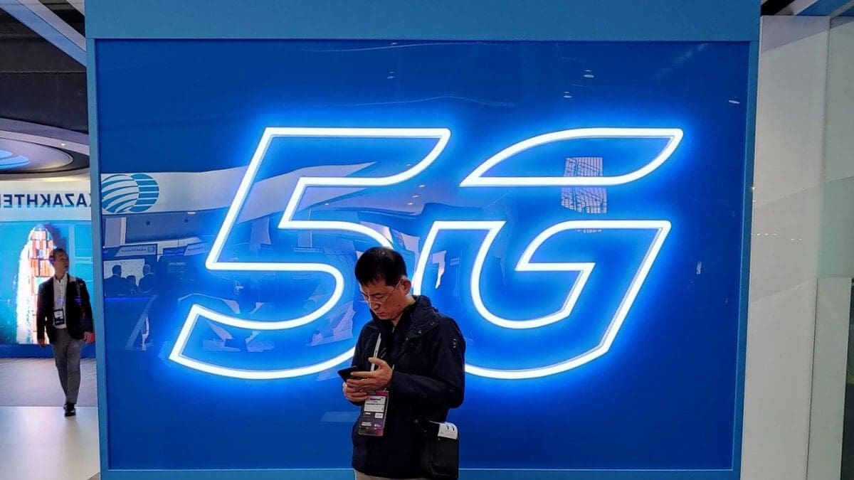 Featured image for Historic Achievement: Unmodified Phone Receives First-Ever 5G Connection from Space