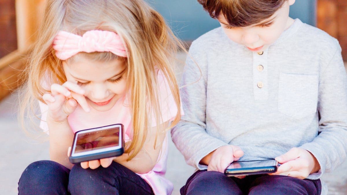 Featured image for How Smartphones and Social Media Impact Our Kids’ Mental Health: A Must-Read for Parents in Canada