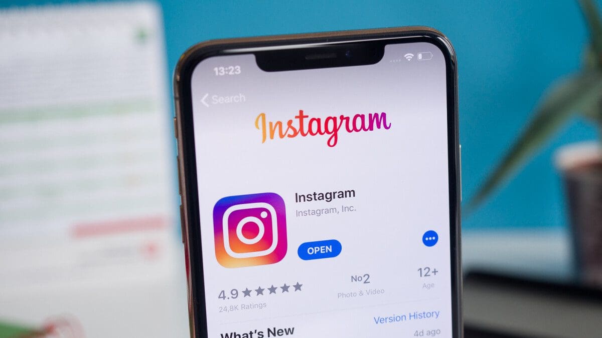 Featured image for Instagram experiments with multiple audience lists for Stories customization