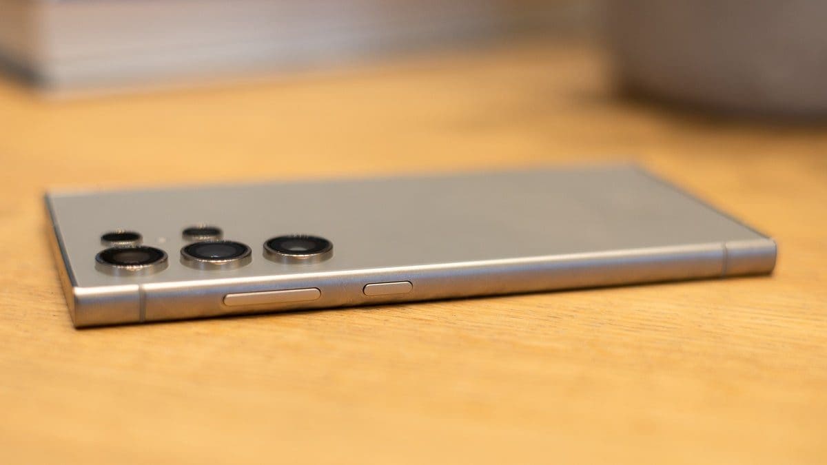 Featured image for Latest Galaxy S25 Ultra Leak: Disappointing Camera Update and Unchanged Screen Size