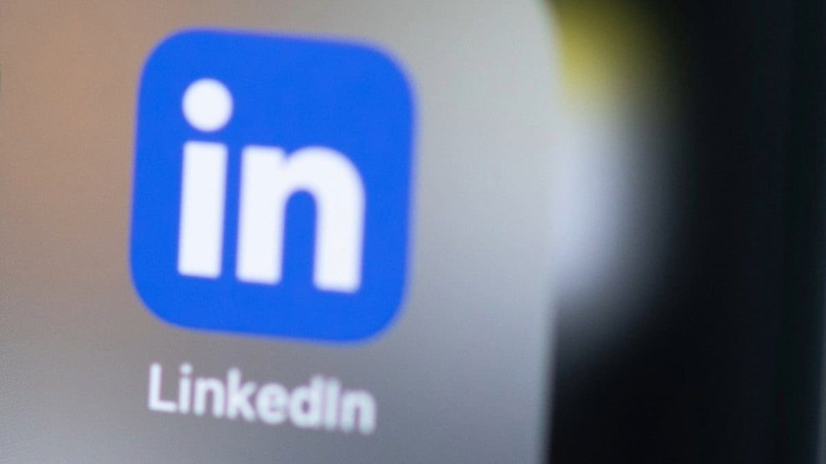 Featured image for LinkedIn Explores Short-Form Videos: Testing TikTok-style Feed Feature in App