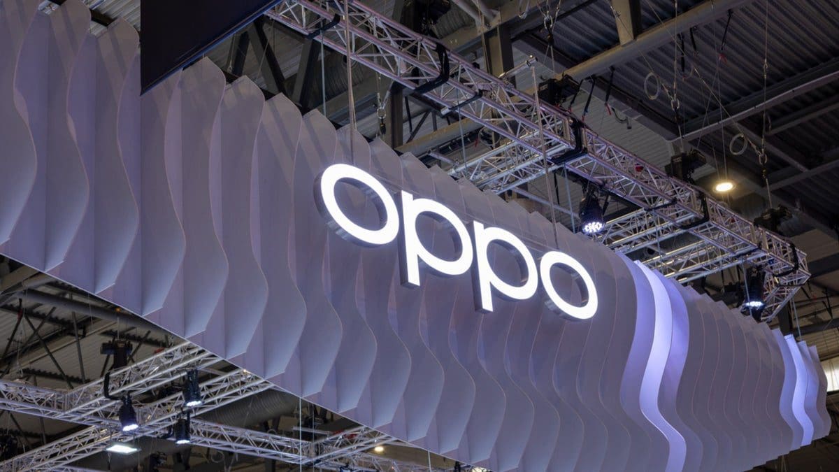 Featured image for Live Photo Allegedly Shows First Phone with Dual Periscope Lenses: Oppo Find X7 Pro