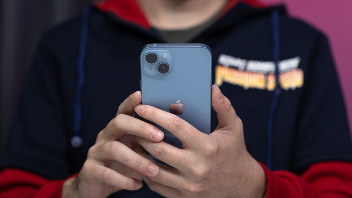 Featured image for Man Gets AI Bot “Fired” After It Writes Poem Dissing Boss on Phone