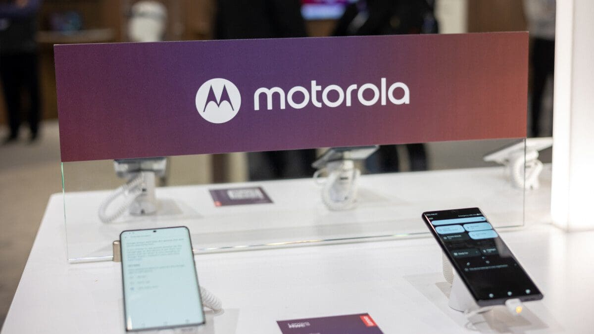 Featured image for Motorola Set to Introduce Phone Module Enabling Two-Way Satellite Calling and Messaging