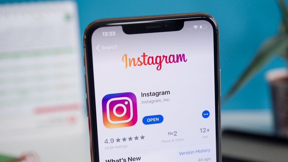 Featured image for New Feature: Set Your Instagram Status as a Selfie Video and Reply with More than Text