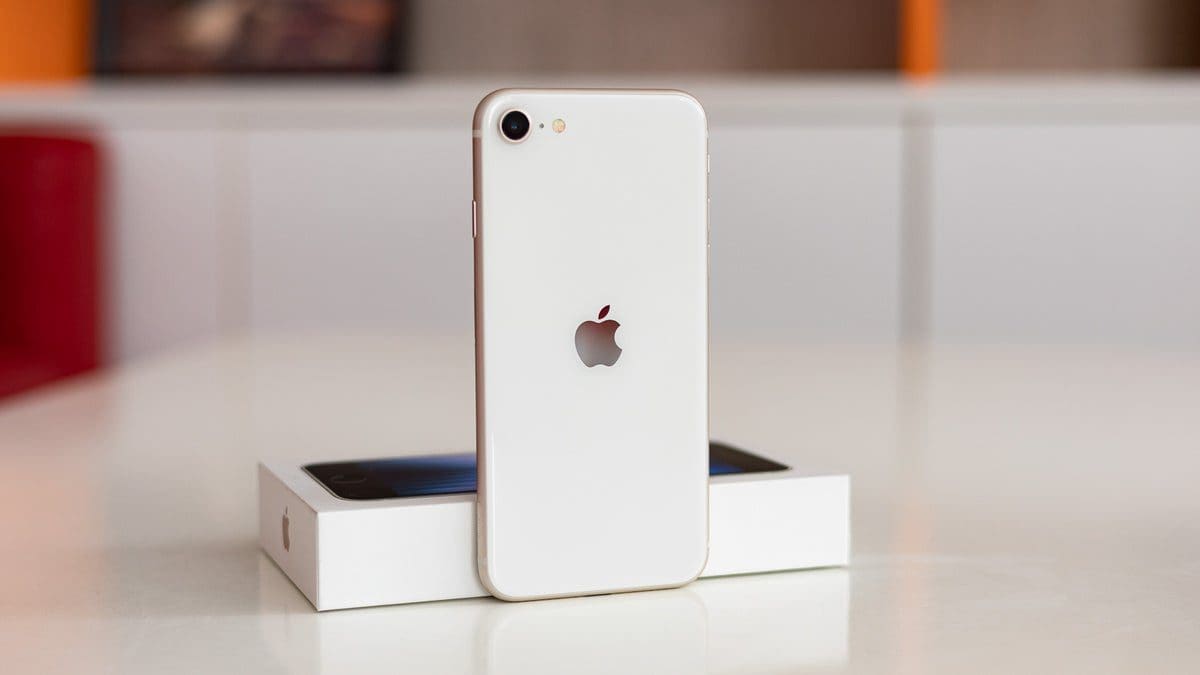 Featured image for New iPhone SE 4 Concept Render Video Features Action Button and 48MP Rear Camera