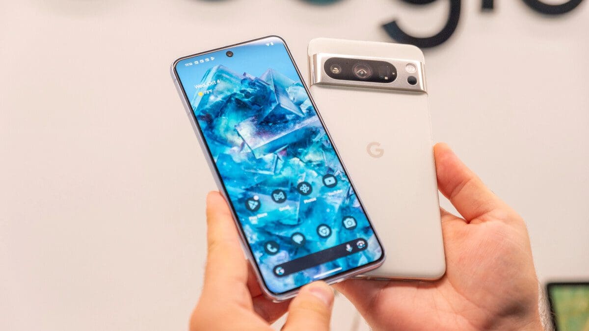 Featured image for Potential Fix Coming for Pixel 8 Pro’s Pink/Yellow Text Bug