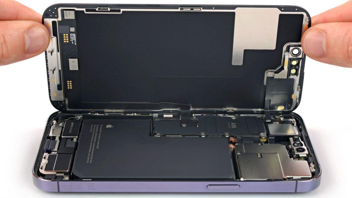 Featured image for Qualcomm aids Apple’s 5G modem chip, saving space in iPhone