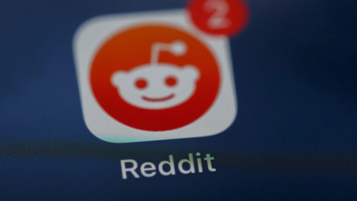 Featured image for Reddit allegedly blocks data scraping by Google and other search crawlers, according to reports.