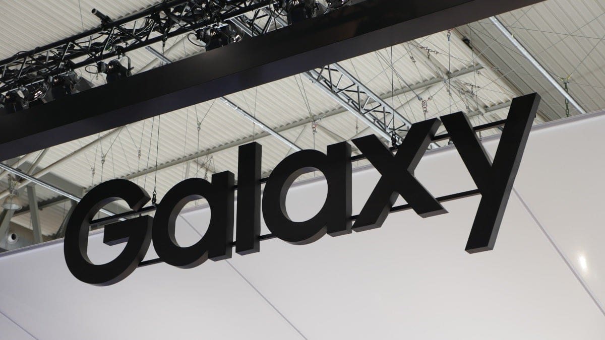 Featured image for Samsung Galaxy Phone Users Beware: Unpatched Vulnerability Warned by Google