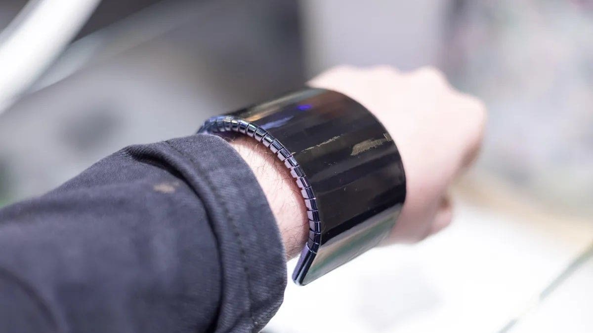 Featured image for Samsung Unveils Groundbreaking Bendable OLED Cling Band at MWC 2424!