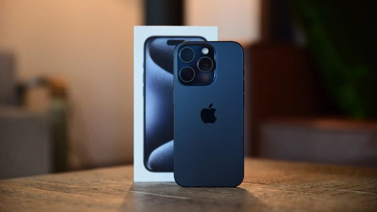 Featured image for Should you be concerned about the potential iPhone 15 damage caused by Android USB-C cables, as cautioned by third-party Apple stores?