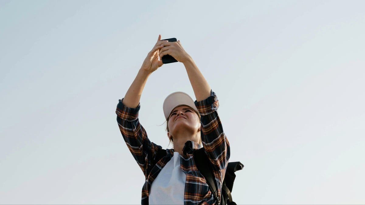 Featured image for Skyphone: Revolutionizing iPhone and Galaxy Connectivity for a Seamless Experience