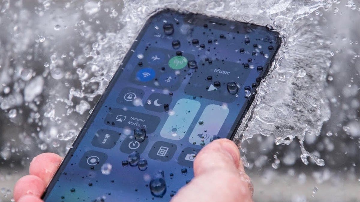 Featured image for Smartphone owners’ top five concerns no longer include water damage