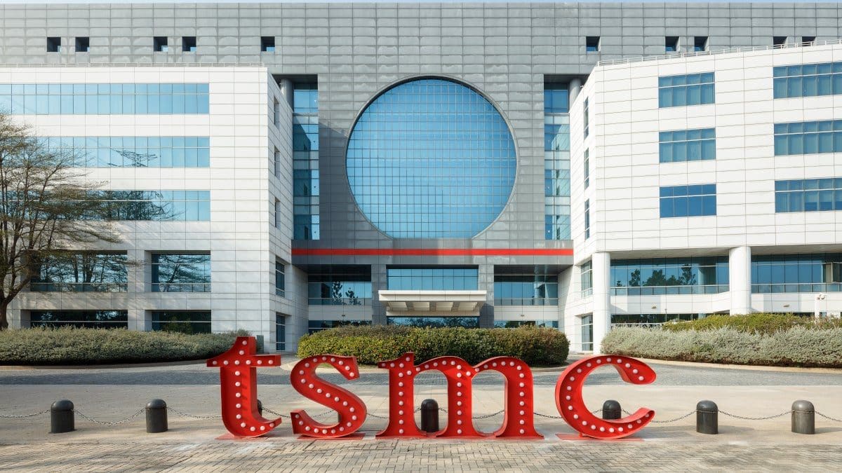 Featured image for Telecom Giants Intel, Samsung, and TSMC Heat Up Chip Competition