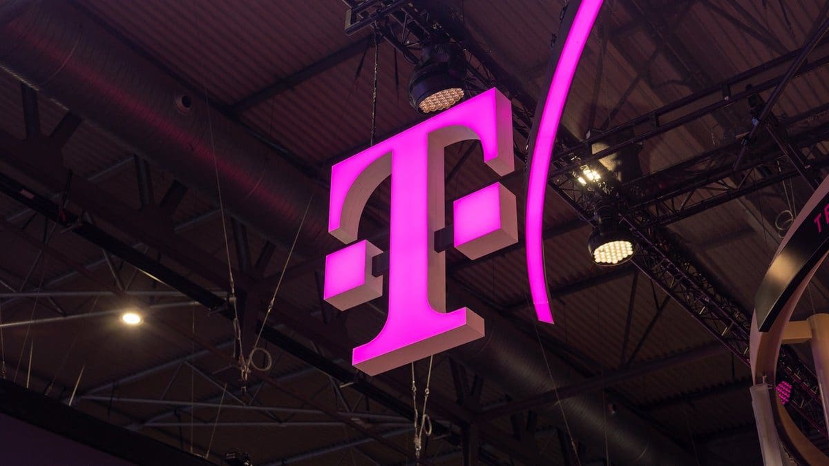 Featured image for Telecom Titans Face Off: T-Mobile, Verizon, and AT&T Battle for Network Supremacy!
