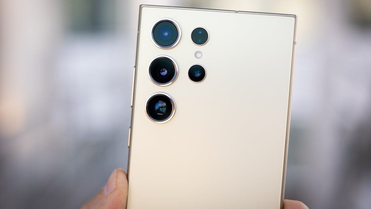 Featured image for Telecom Triumph: Global Smartphone Shipments Surge for Third Straight Quarter!