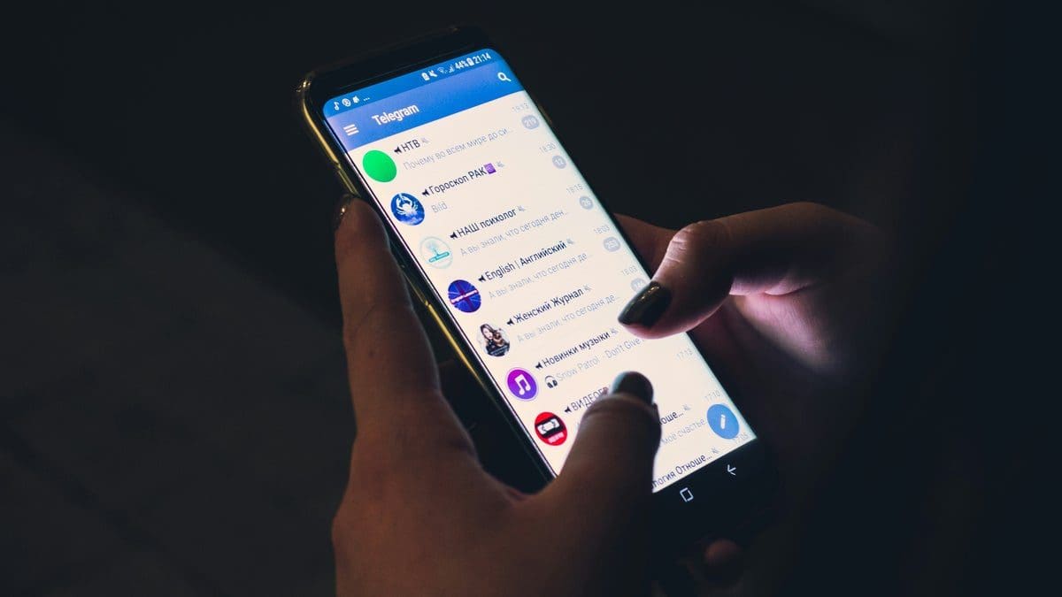 Featured image for Telecommunications Showdown: Telegram vs. Signal – Which Messaging App Reigns Supreme?