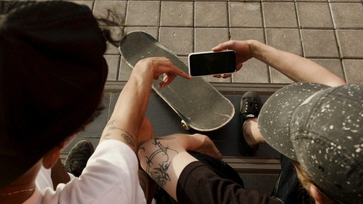 Featured image for The Reason Behind Teens’ Enthusiasm for iPhones