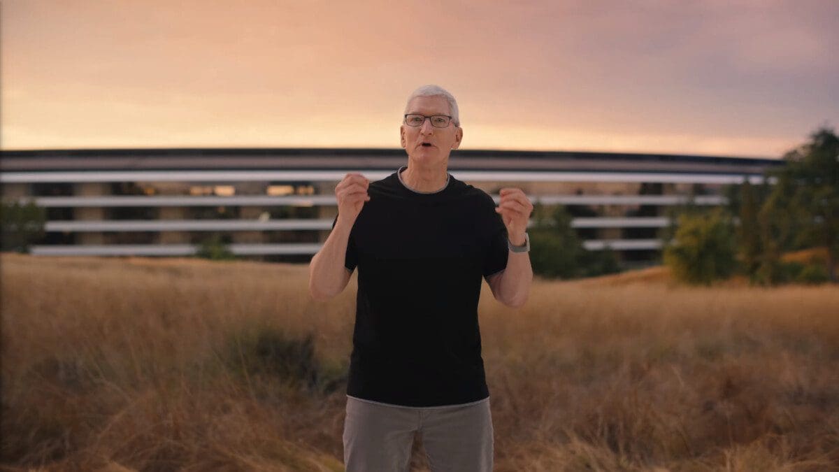 Featured image for Tim Cook Makes Surprise Appearance at Mobile Games Tournament in China