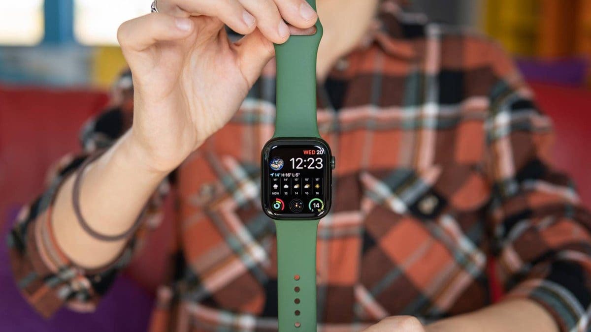Featured image for Tipster advises Apple Watch users to consider selling their current bands due to future compatibility issues