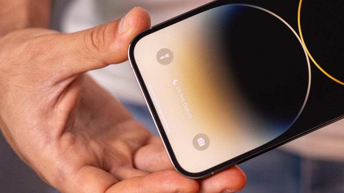 Featured image for Unlock Your iPhone’s Potential: Customize Lock Screen Buttons in iOS 18 with Phones Canada