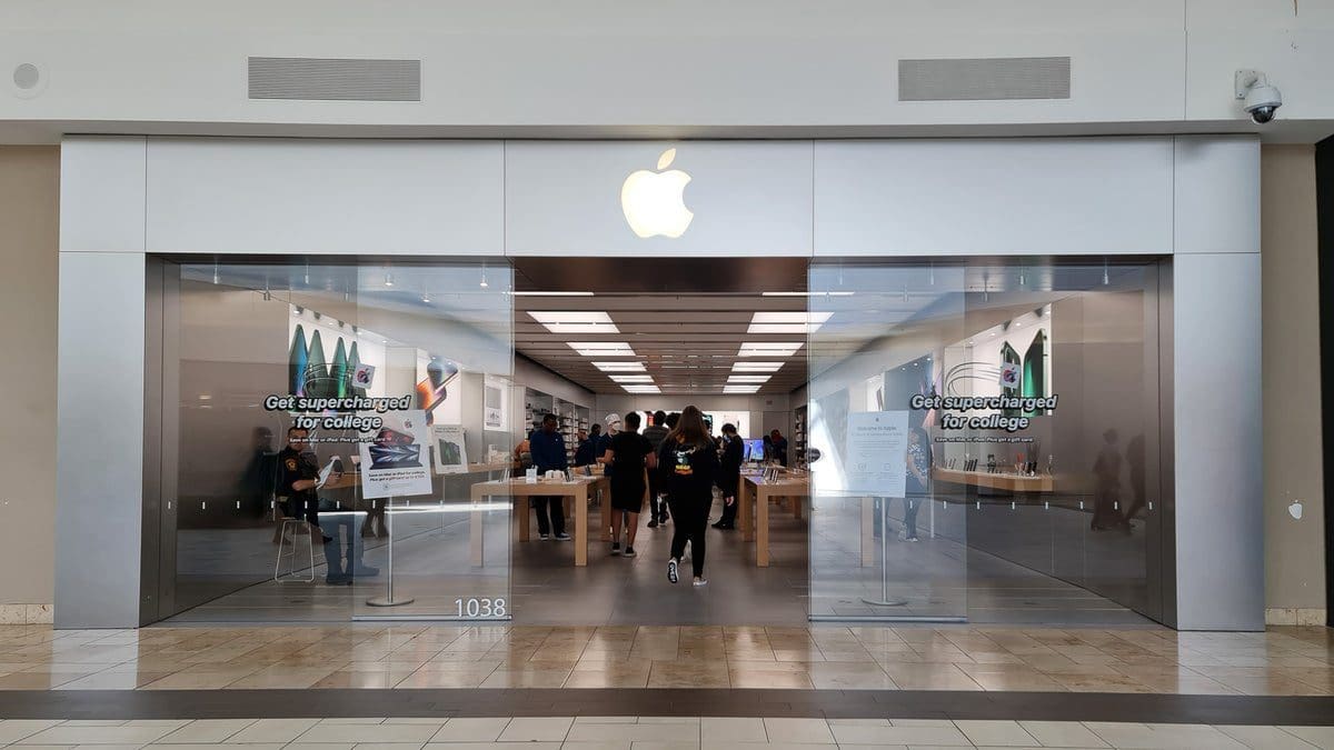 Featured image for Unveiling Apple’s iPhone 15: A Hilarious Ad Tackling Common Phone Woes!
