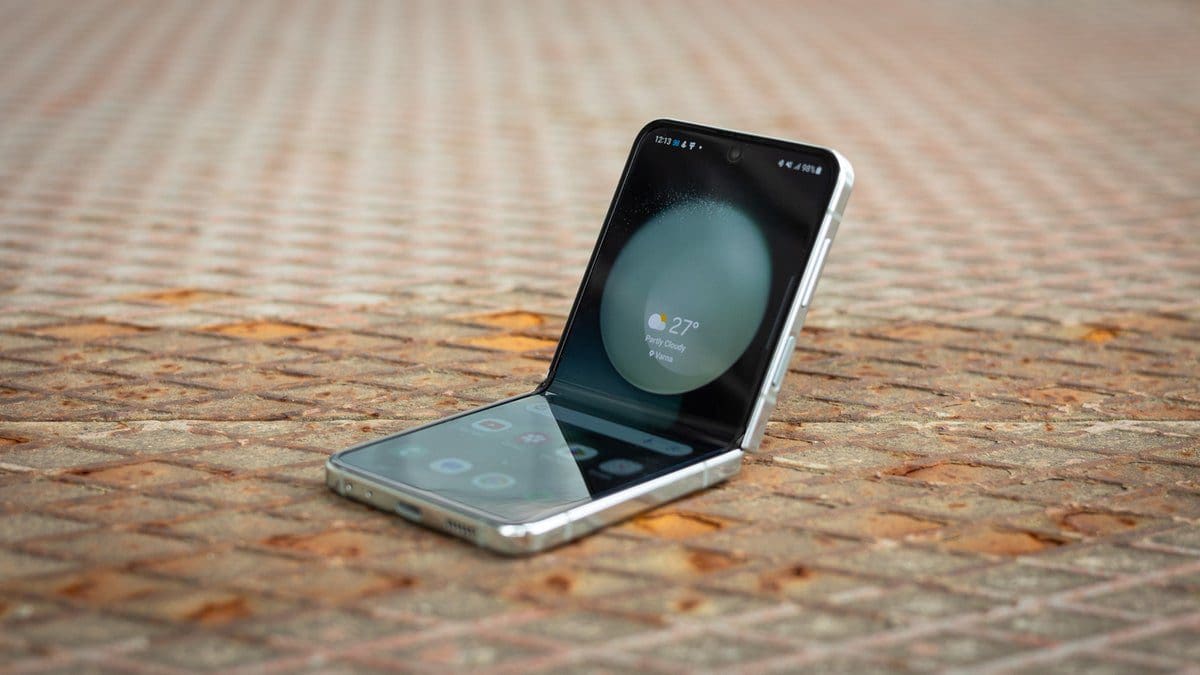 Featured image for US receives Android 14 update for Samsung Galaxy Z Flip 5